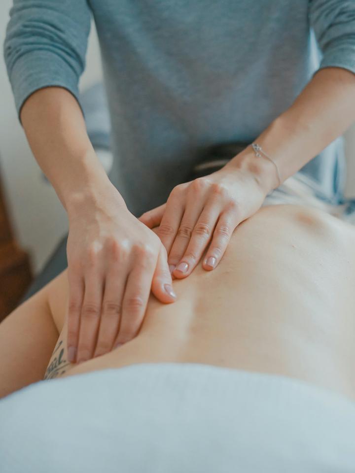 Massage trị liệu đá nóng