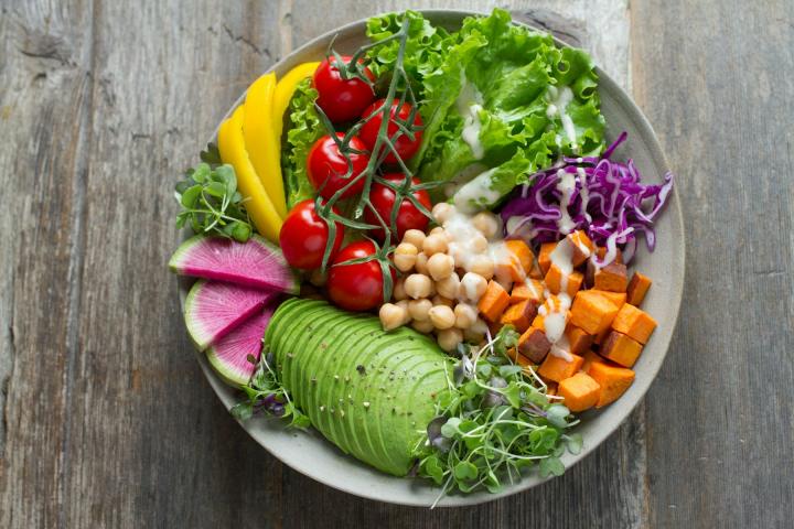 Uống đủ nước có thật sự giúp da đẹp? Sự thật và cách uống đúng